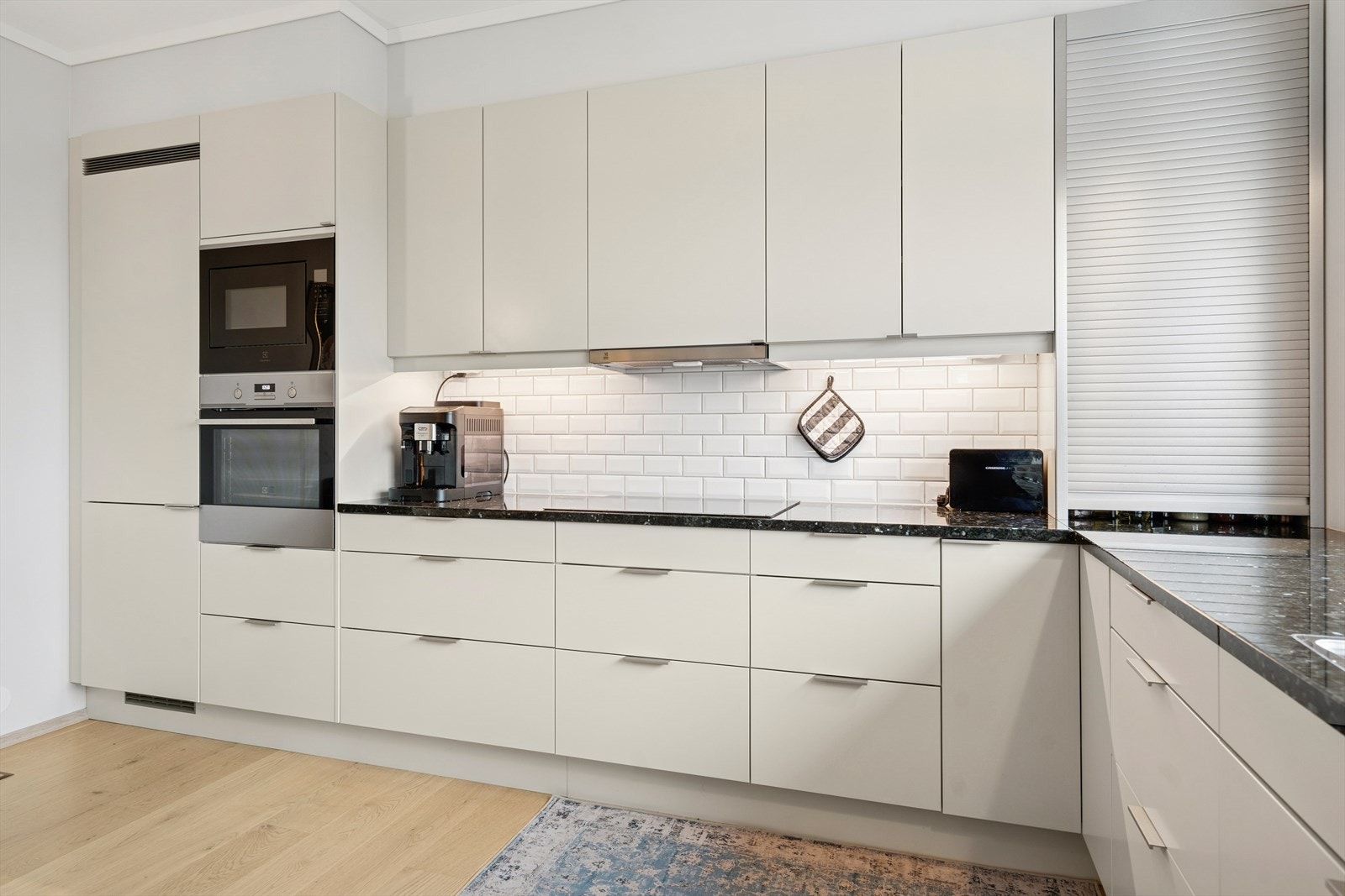 Kjøkkenet er utstyrt med integrert kjøl/fryseskap, oppvaskmaskin, komfyr og induksjonstopp. Galleribilde