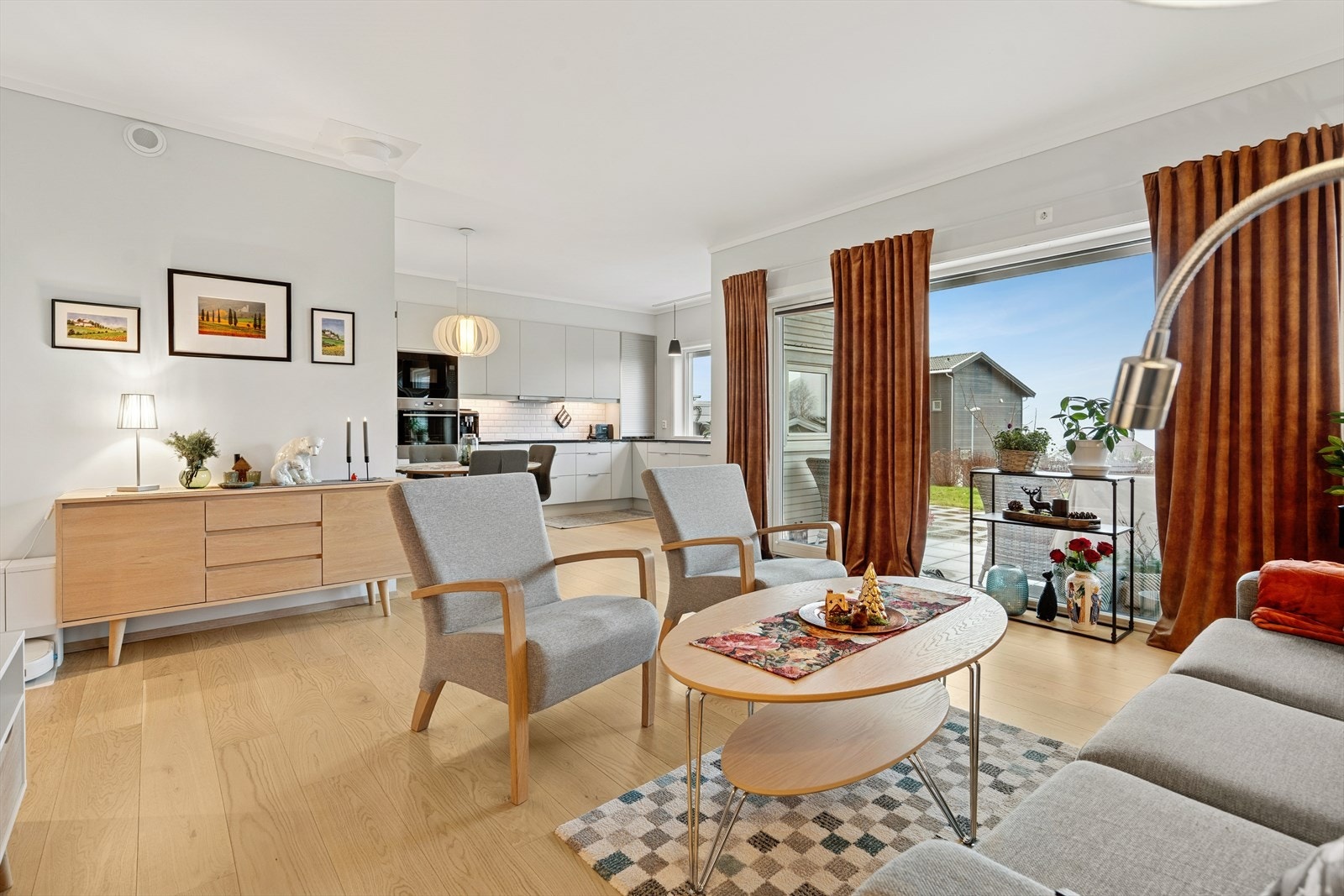 Stuen er lys og innbydende, med store vindusflater som gir rikelig med dagslys og en god romfølelse. Galleribilde