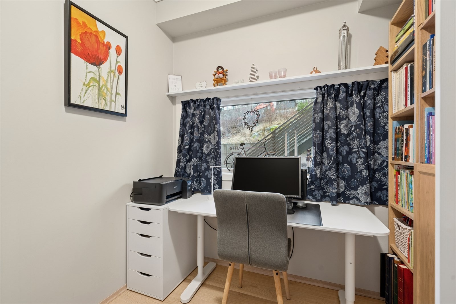 Soverom III - I dag innredet som kontor. Galleribilde