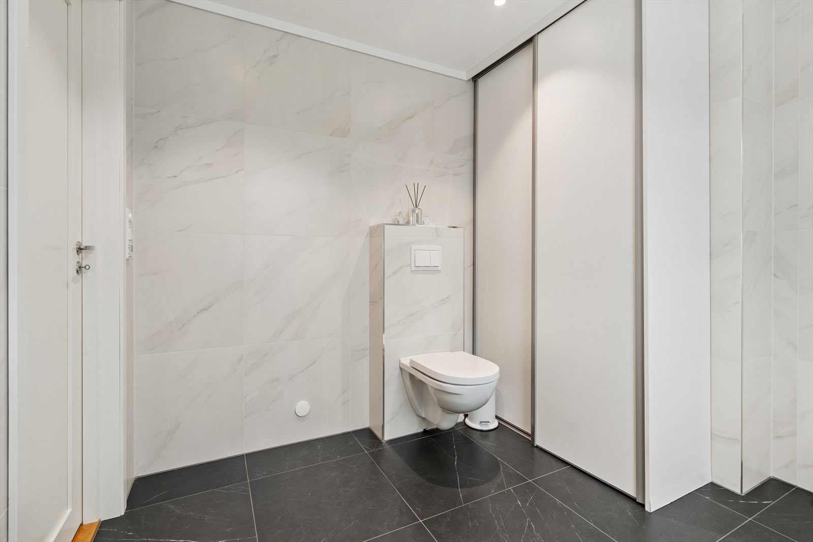 Badet har opplegg for vaskemaskin. Galleribilde