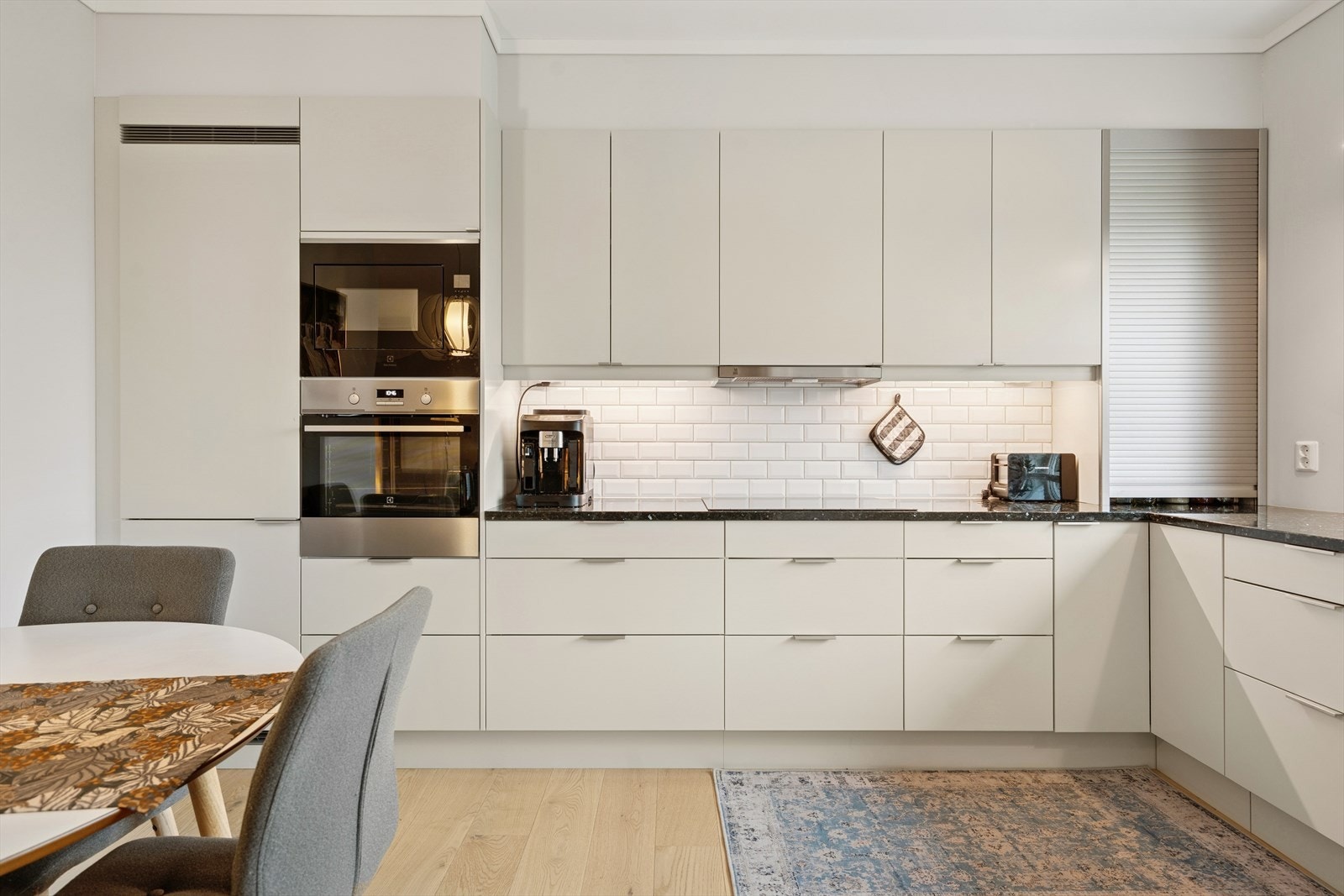 Hvite fliser over benk gir et tidløst og elegant uttrykk. Galleribilde