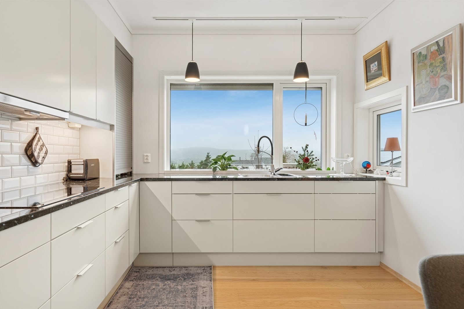 Det er rikelig med skap- og benkeplass. Galleribilde