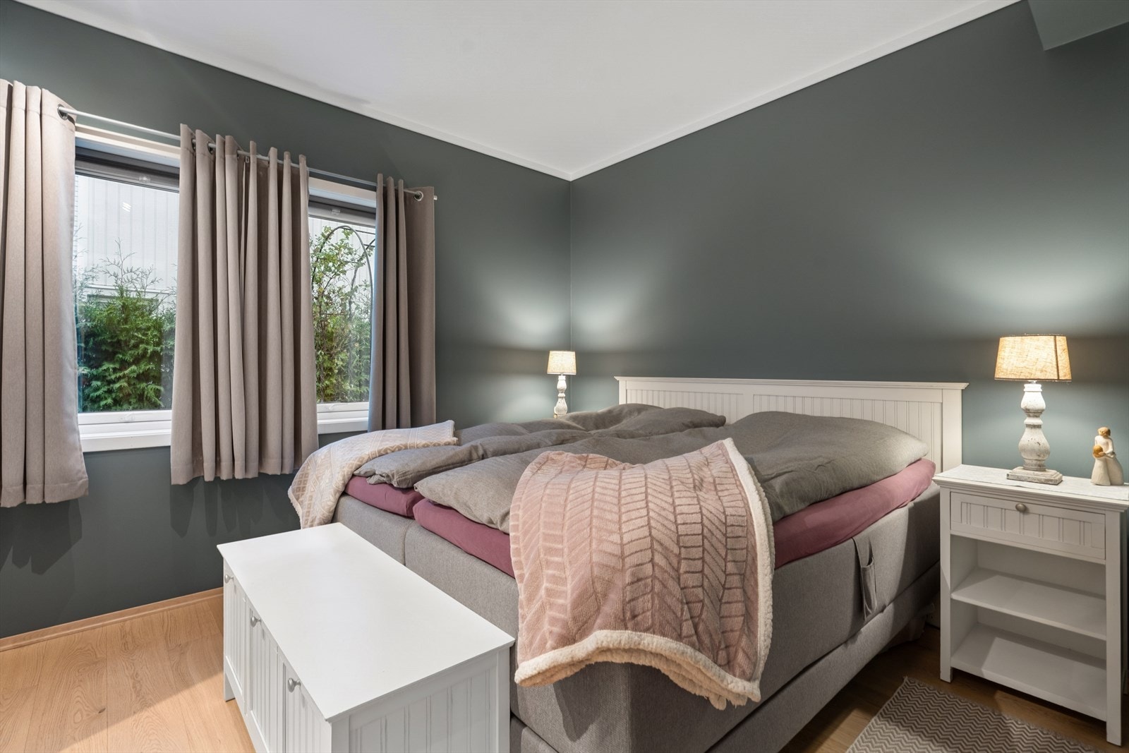 Leiligheten har tre soverom, alle med parkett på gulvet og sparklede/malte gipsplater på vegger og i himling. Galleribilde