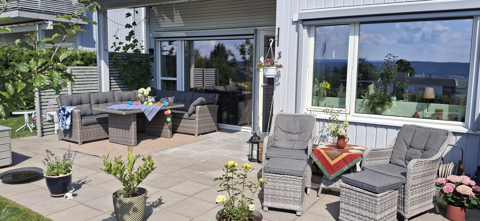 Selgers egne bilder - Her er det gode solforhold og god plass til utemøblementer. Galleribilde