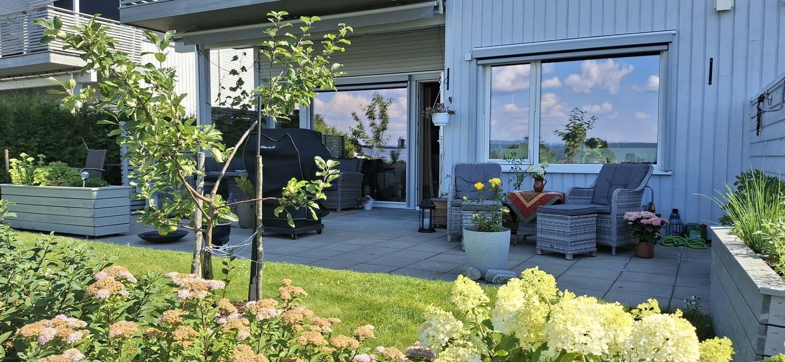 Selgers egne bilder - Uteområde er pent opparbeidet og måler ca. 32 kvm. Galleribilde