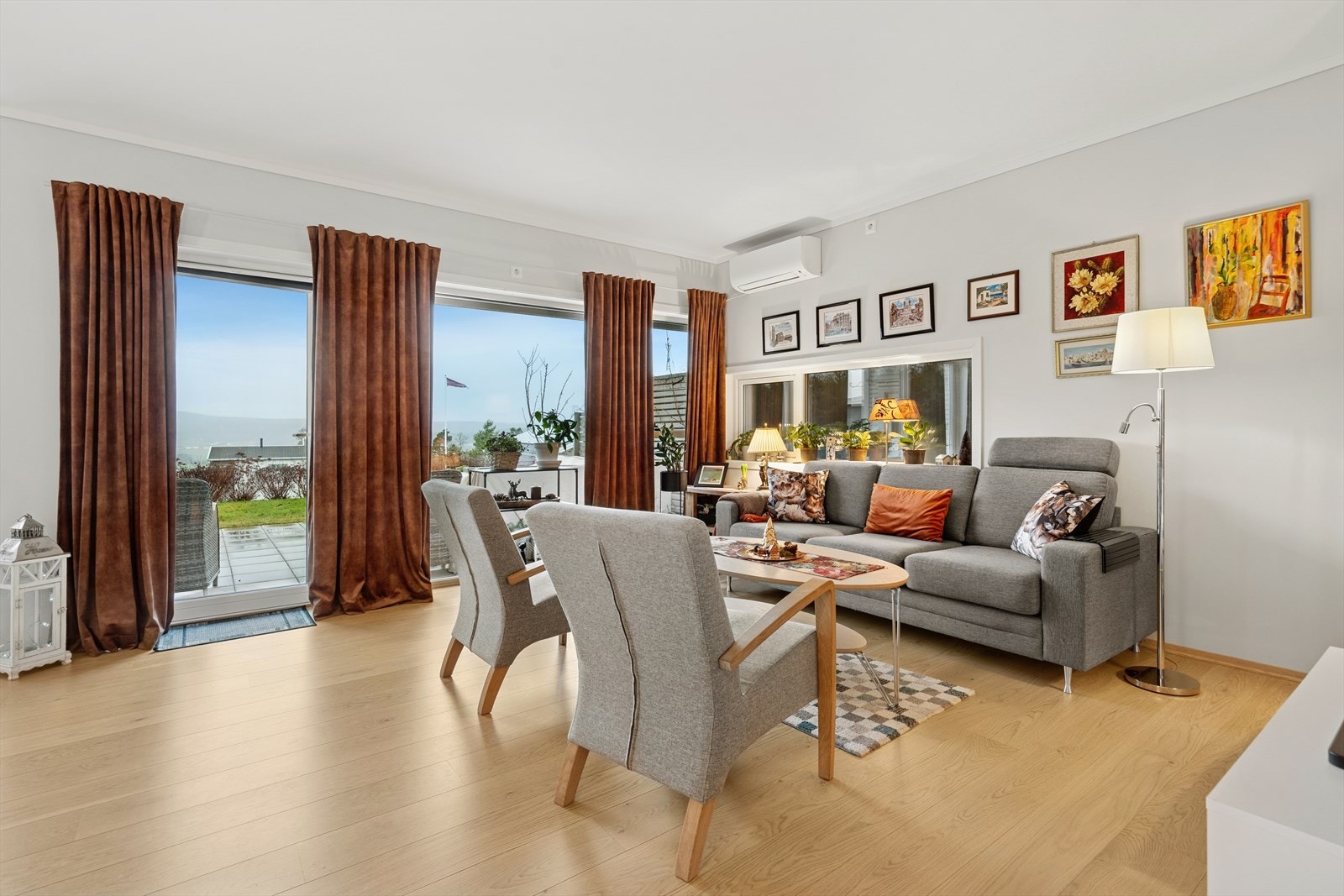 Fra stuen er det direkte utgang til en romslig, overbygget terrasse på bakkeplan. Galleribilde