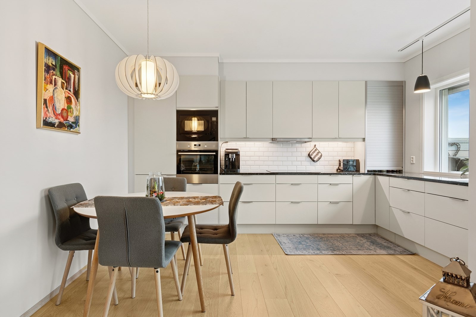 Leiligheten har et moderne kjøkken i åpen løsning mot stuen. Galleribilde