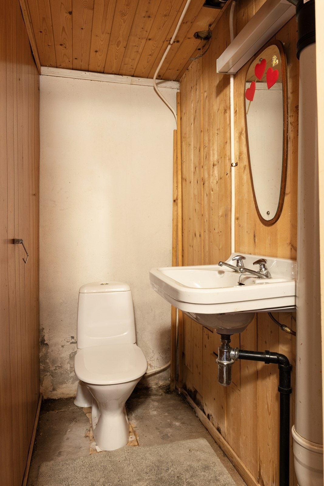 Vaskerom & toalett - Ikke søkt godkjent. Eldre vaskekjeller inkl. toalett-rom. Våtrommet må oppgraderes for å tåle normal bruk etter dagens krav. Galleribilde