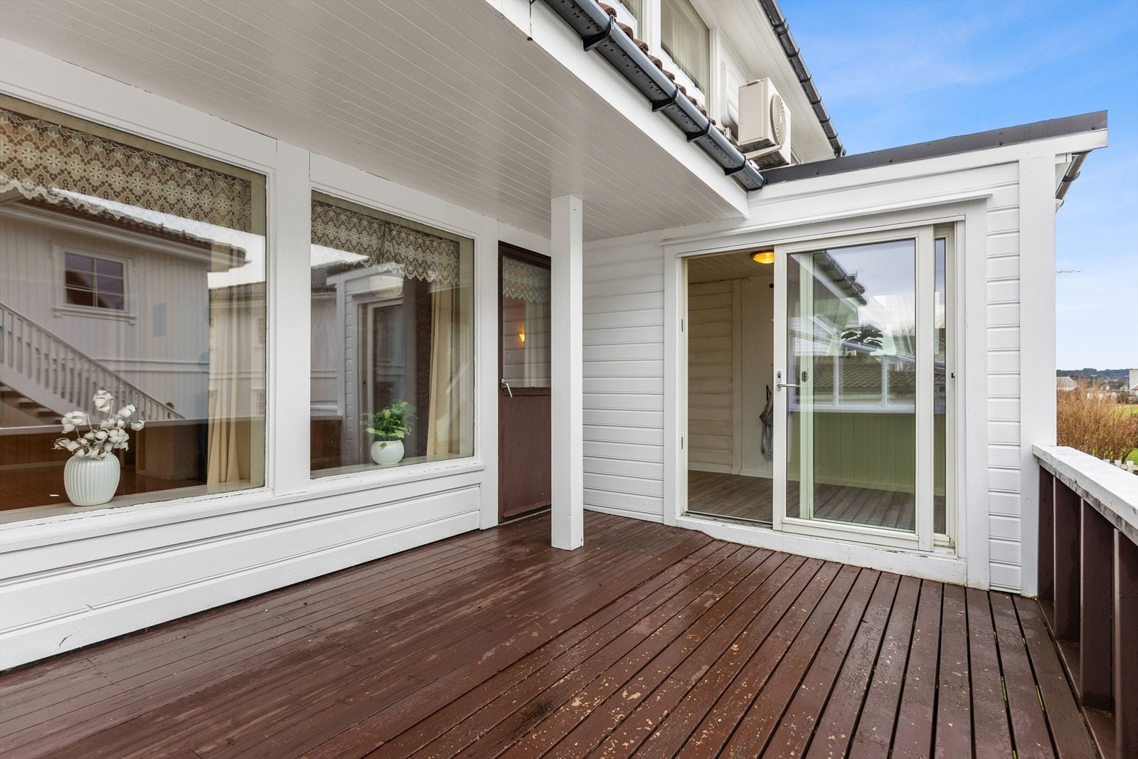 Fra stuen i 1. etasje er det utgang til herlig terrasse. Her er det veldig god plass til utemøbler og grillutstyr. Galleribilde