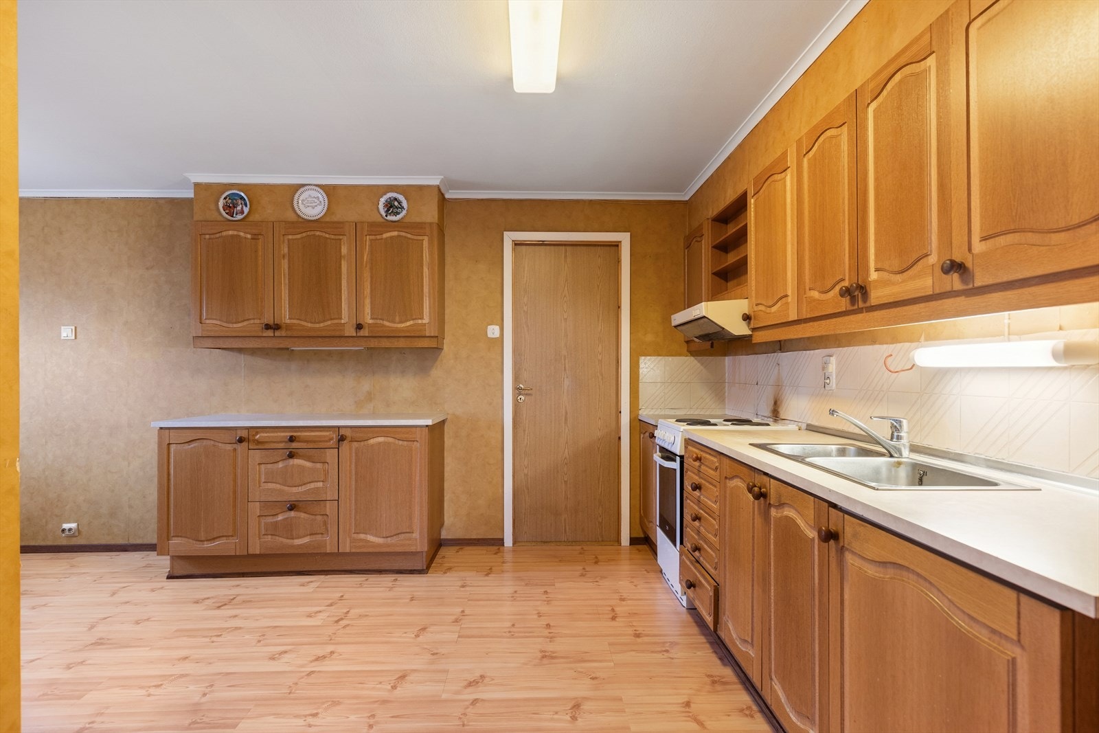 Godt utbygget med skap- og benkeplass. Galleribilde