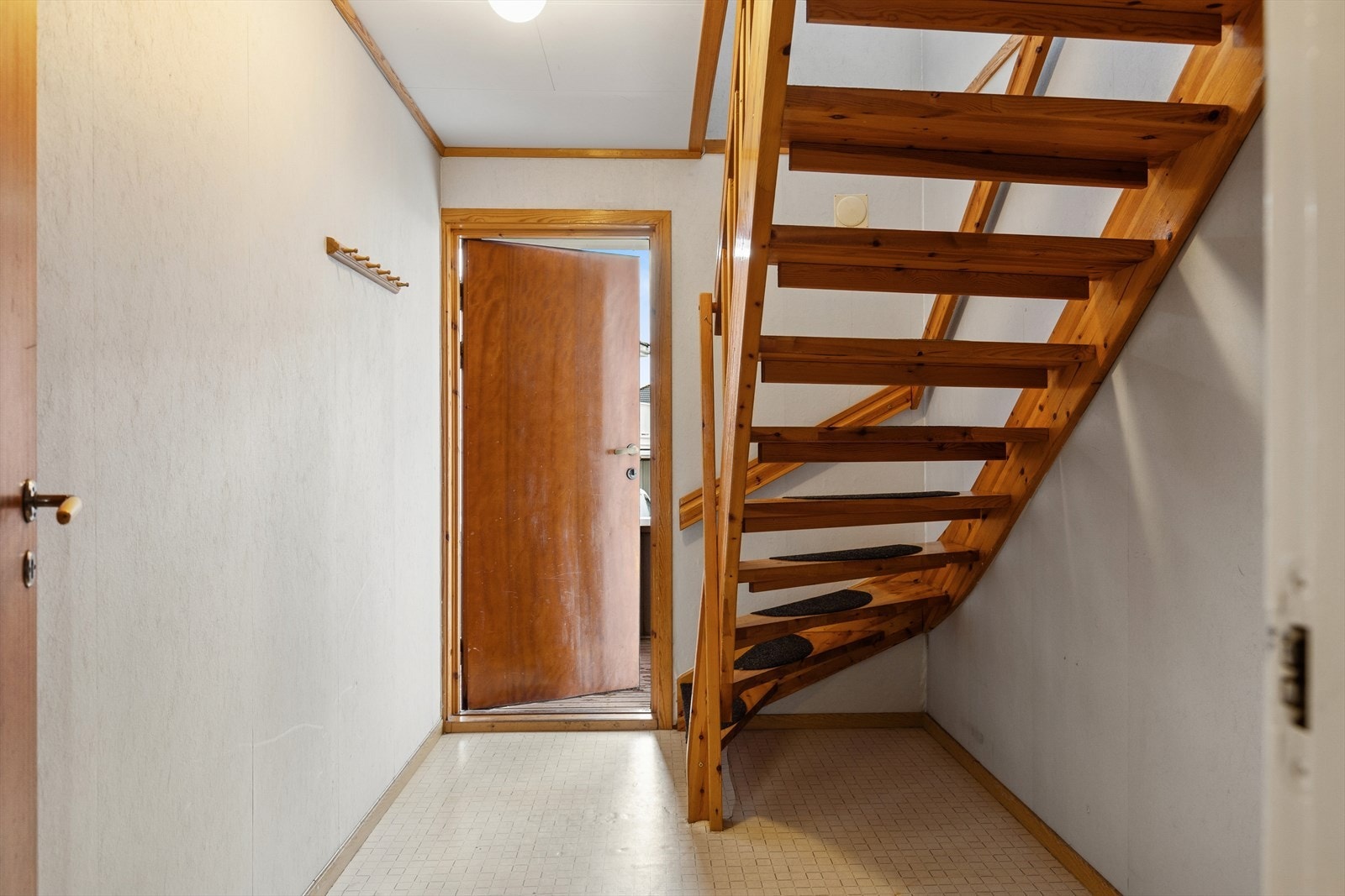 Trapp opp til loftsetasje Galleribilde