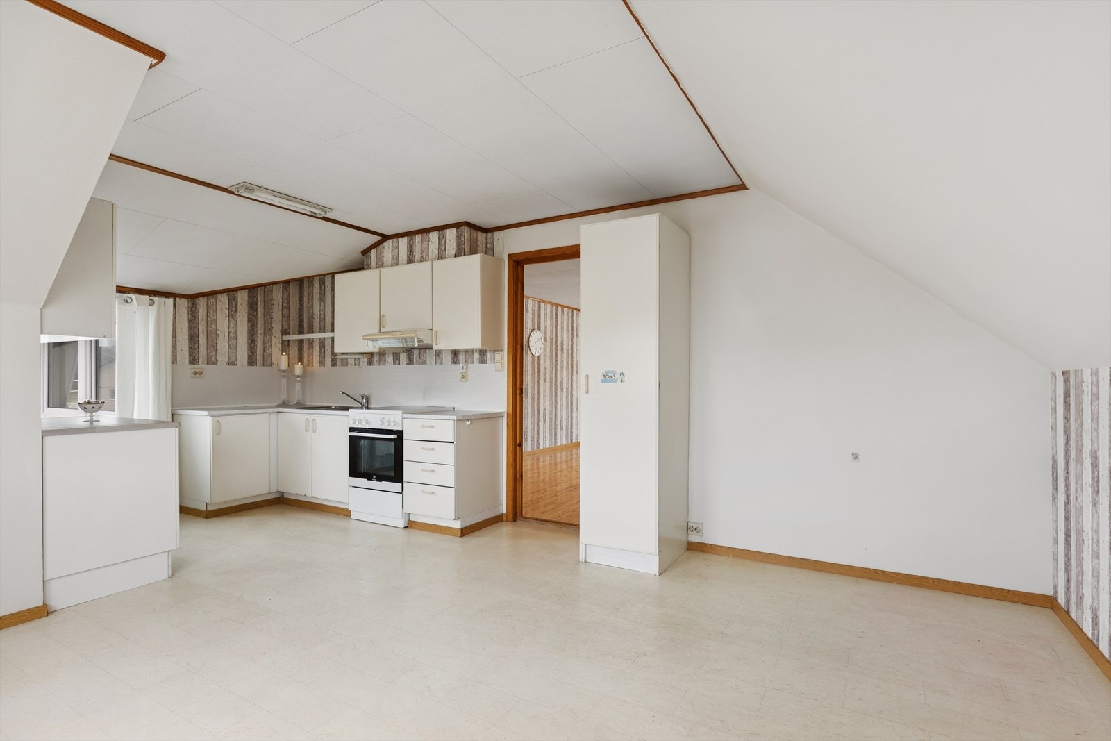 Innredning med glatte fronter. Benkeplaten er av laminat. Plass til spisebord. Galleribilde