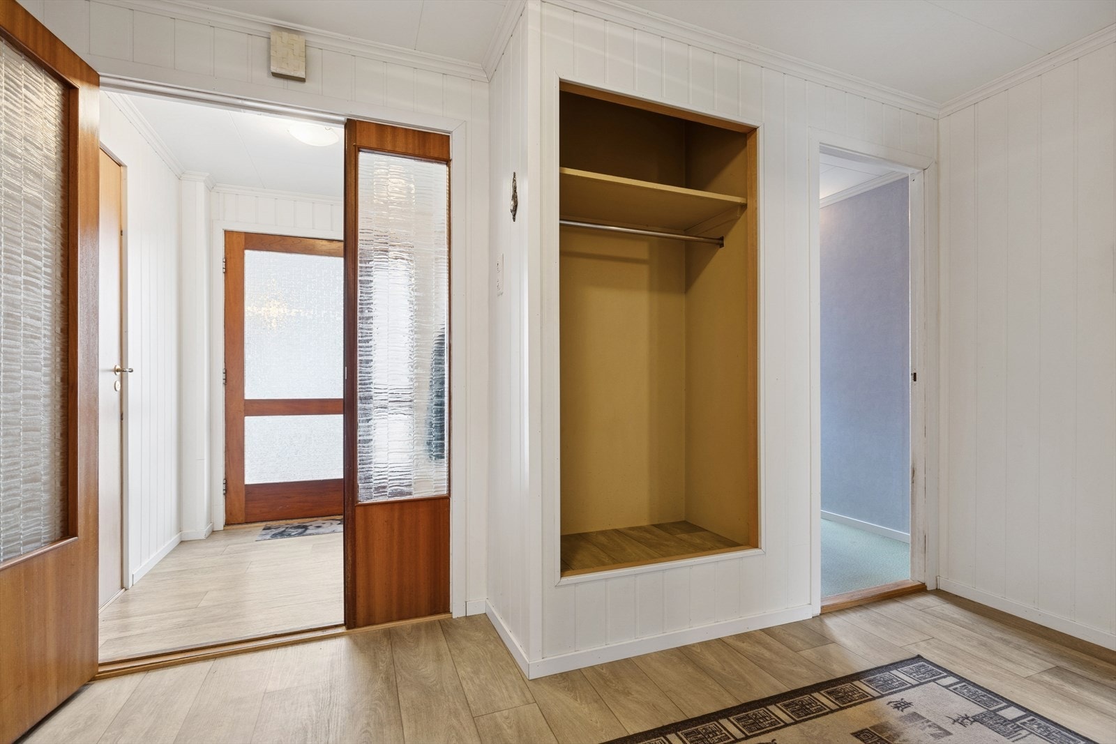 Trivelig entrè og luftig gang som ønsker deg velkommen inn, god plass til å henge fra seg ytterklær. Galleribilde