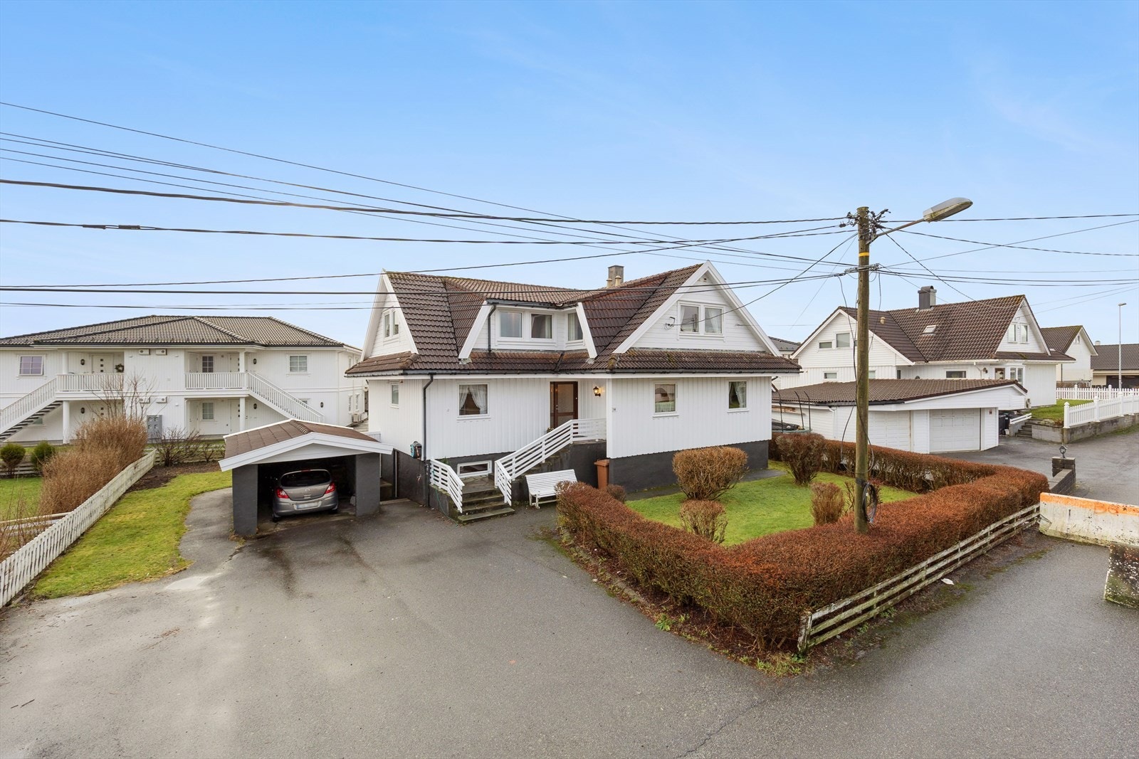 Trygt & godt, innerst i blindvei - Godkjent utleiedel gir mulighet for gode leieinntekter. Velkommen til Åkrehamn, her er det godt å bo! Galleribilde