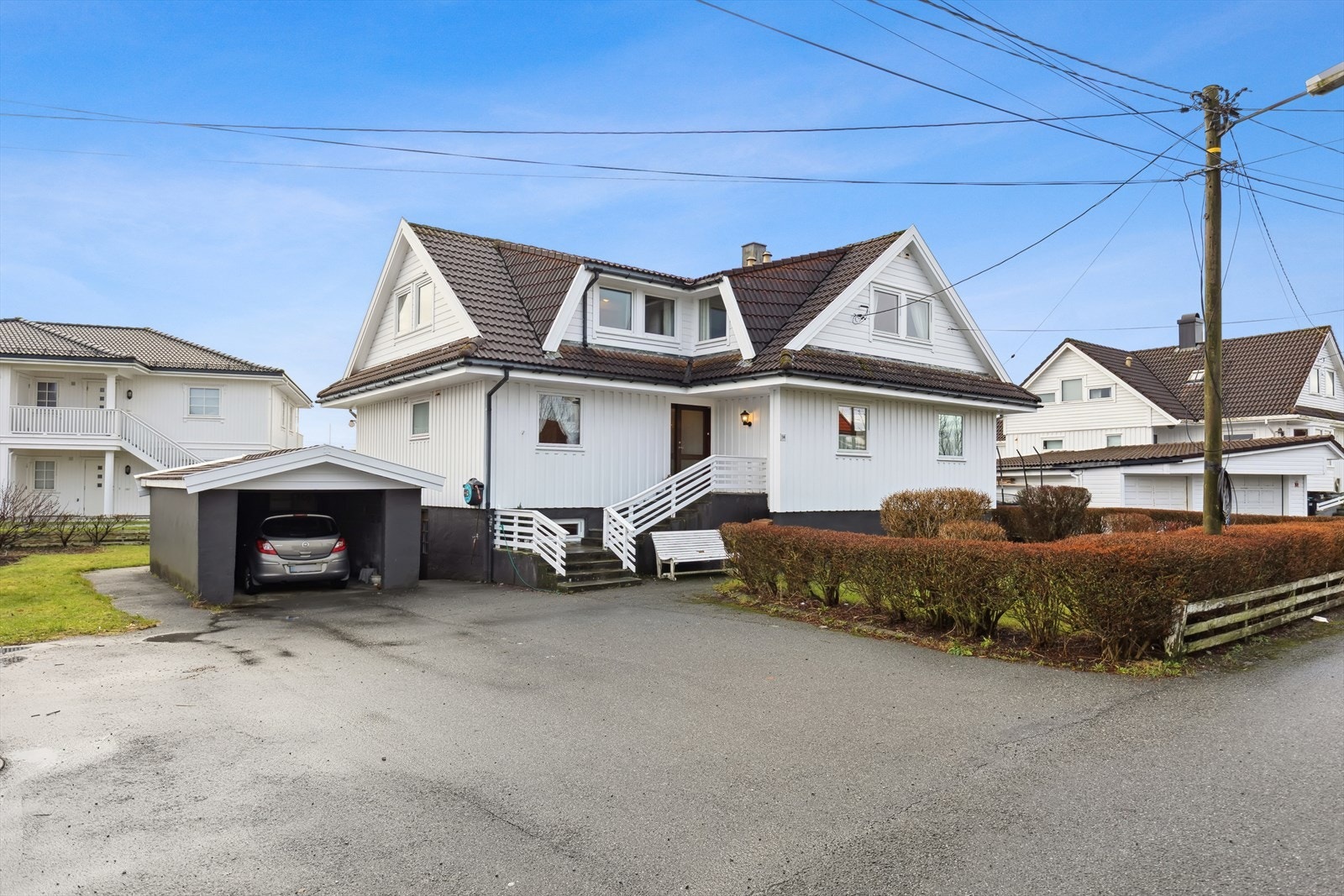 Tomten er åpen og lys. Pent opparbeidet og beplantet med diverse prydbusker, skjermende hekkbeplantning og stor plen. Svært gode parkeringsmuligheter i eget asfaltert gårdsrom i tillegg til garasje. Galleribilde