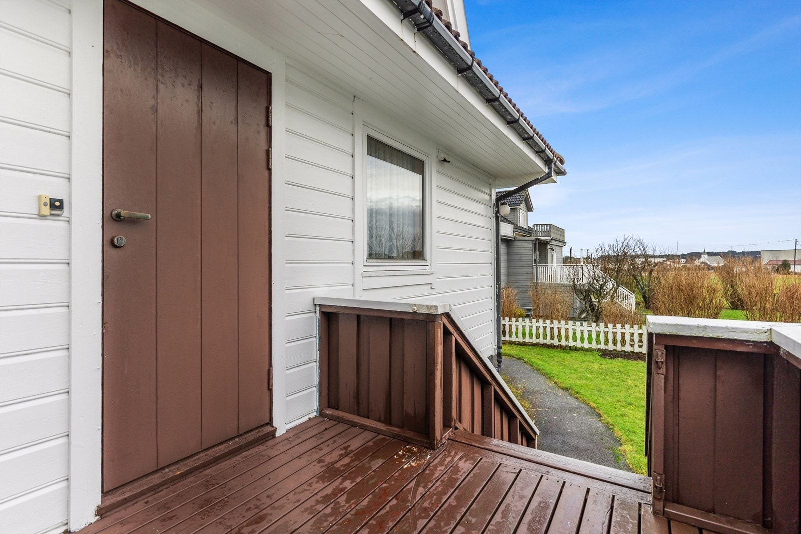 Egen praktisk inngang på baksiden av boligen. Direkte tilkomst til leilighet i 2. etasje. Galleribilde