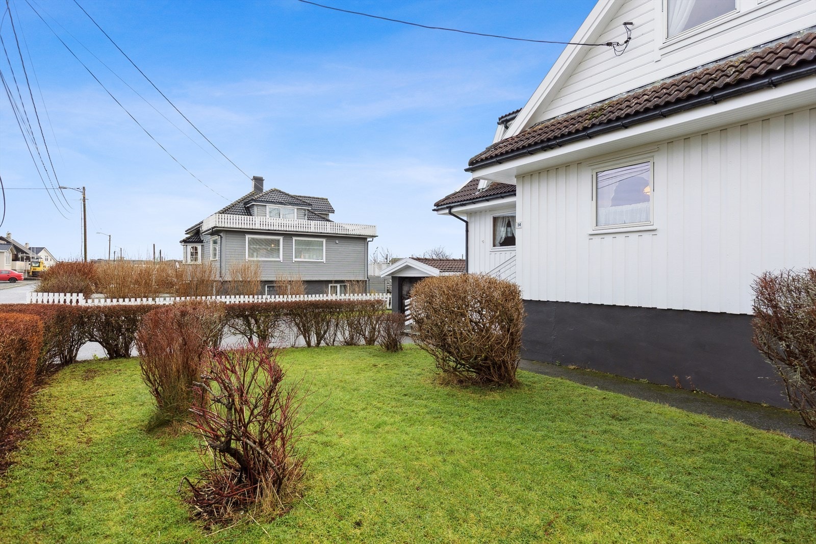 Solrik hage, boltreplass for både store og små. Her finner man hyggelige uteplasser hvor en kan sitte lunt, usjenert og nyte flotte dager. Galleribilde