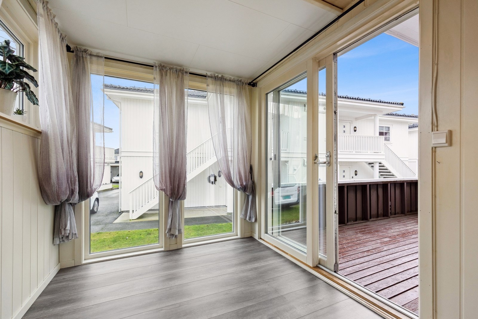 Utestue ser ikke ut til å være inntegnet på noen tegninger. Tiltak og/eller bruksendringer som ikke er kommunalt godkjent kan medføre at kommunen pålegger hjemmelshaver å rette, eller tilbakeføre tiltaket/avviket hvis nødvendig tillatelse ikke er gitt. Galleribilde