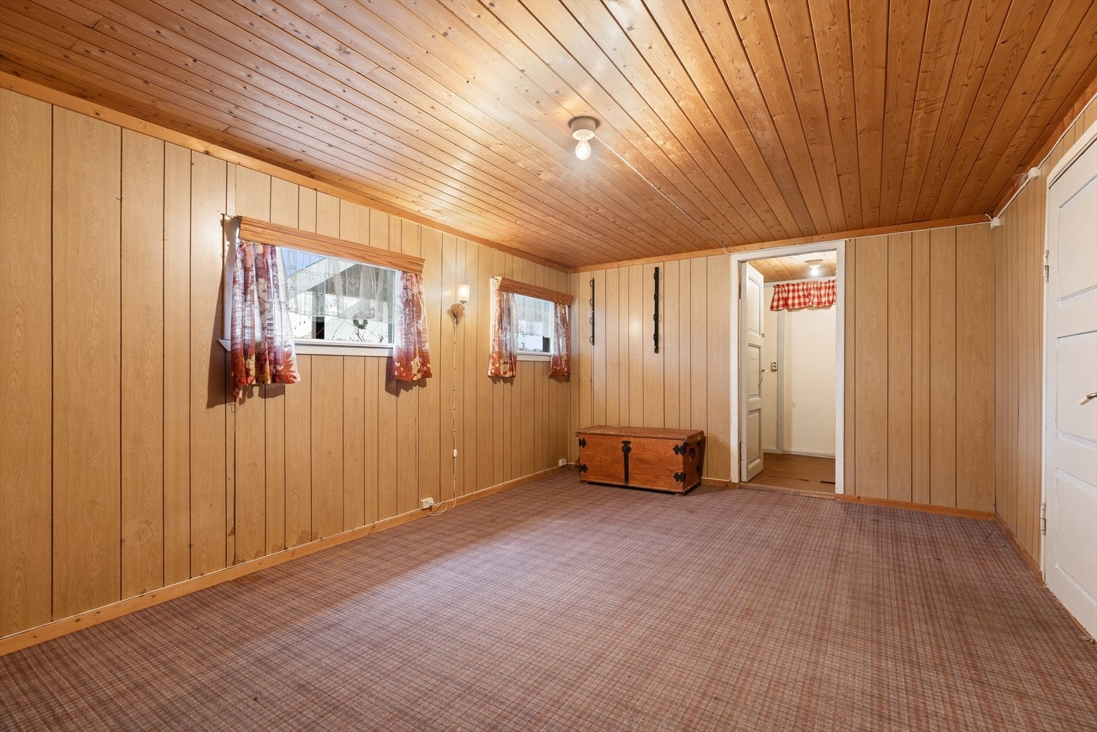 Etasjen er innredet, ikke søkt godkjent: Gang, vaskerom & toalett, kjellerstue, kjøkken, verksted, kott, soverom/bod. Vindusarealet er under 10?% av bruksarealet, og avvik er påvist. Mangler rømningsvei iht. dagens krav fra kjeller. Galleribilde