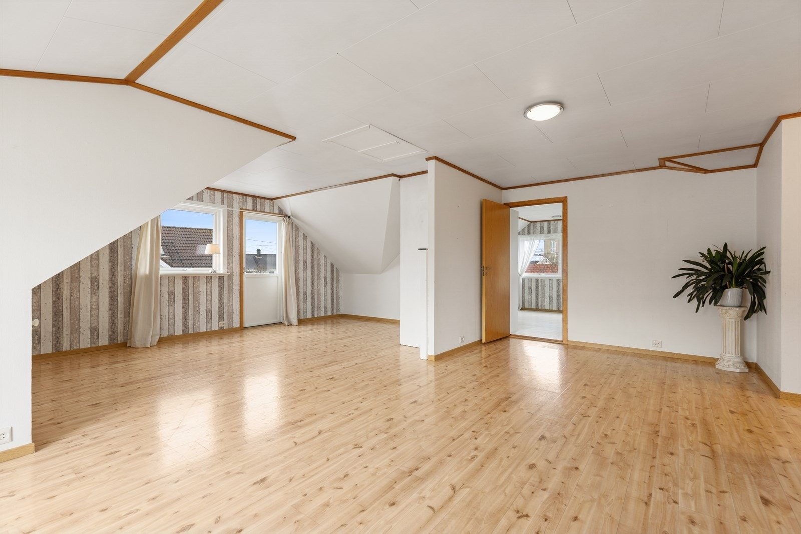 2. etasje - Godkjent utleiedel har stue, kjøkken, bad/vaskerom og 2 soverom. Galleribilde