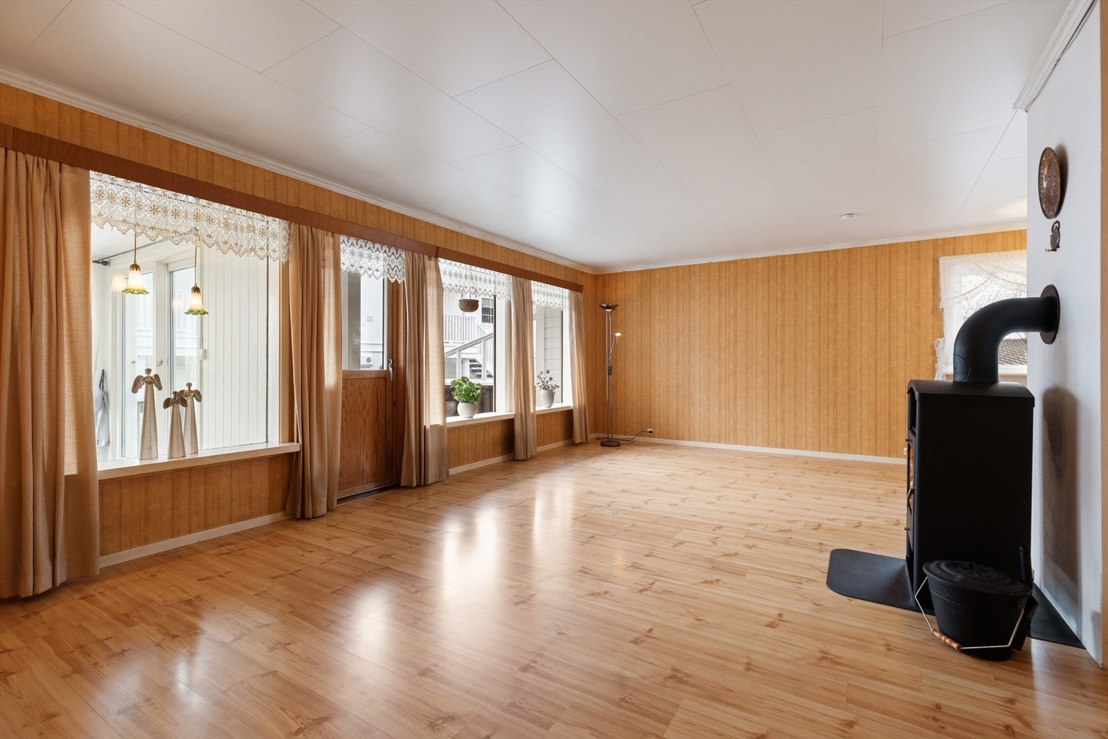 Stue med gode innredningsmuligheter til sofagruppe og tv-møblement. Store vindusflater som lar dagslyset flyte fritt. Galleribilde