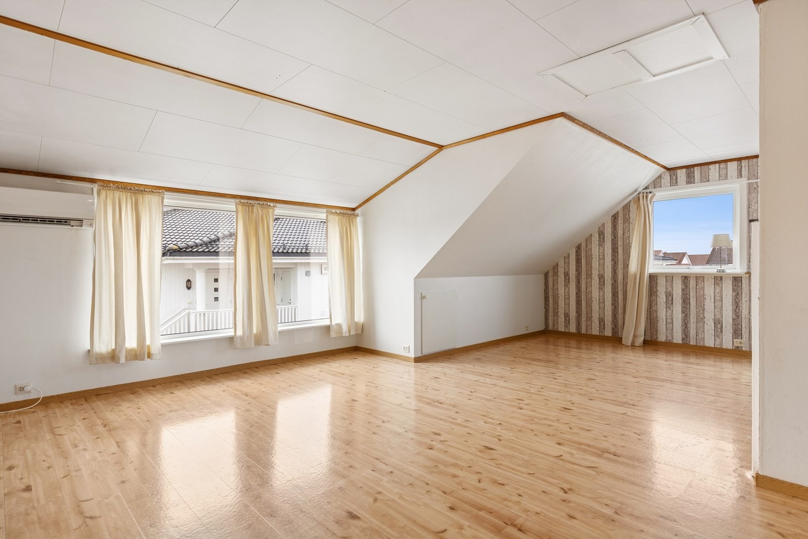 Stuen er stor med plass til sofa og TV-møblement. Vindusflater som gir godt med lysinnslipp. Varmepumpe. Galleribilde