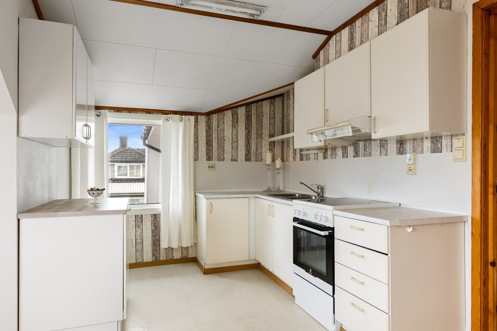 Kjøkkenet er antatt fra før 2010 og dermed ikke krav til lekkasjestopper og komfyrvakt. Galleribilde