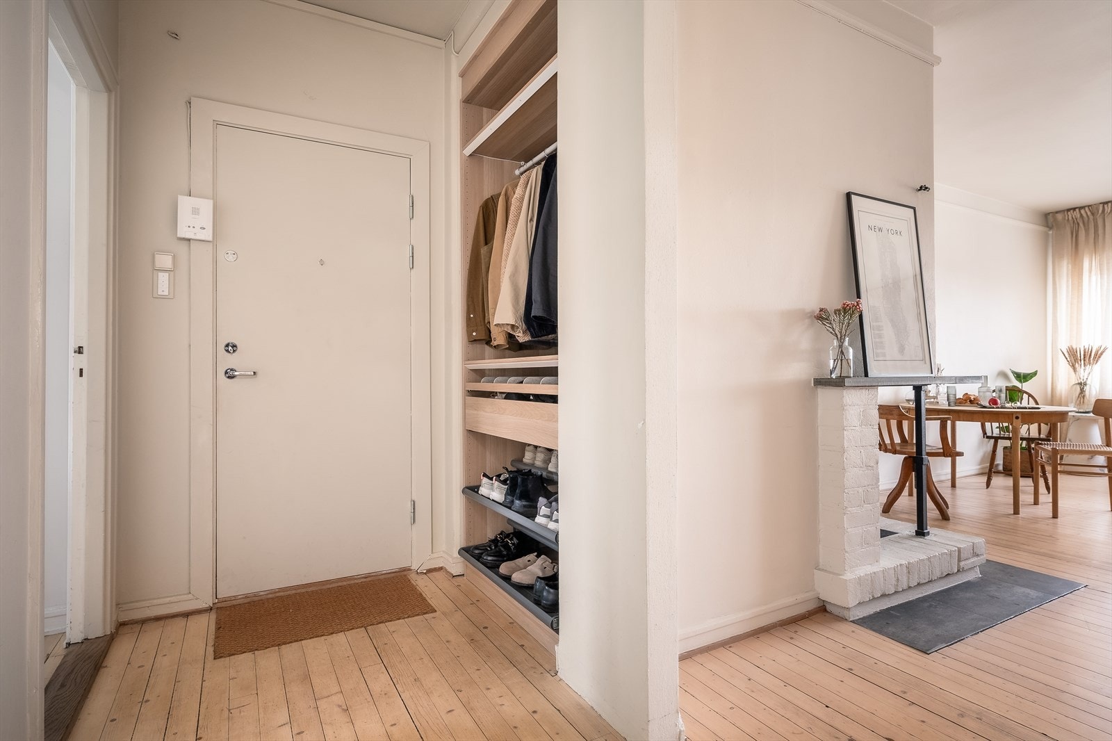 Den hyggelige gangen knytter rommene sammen. Galleribilde