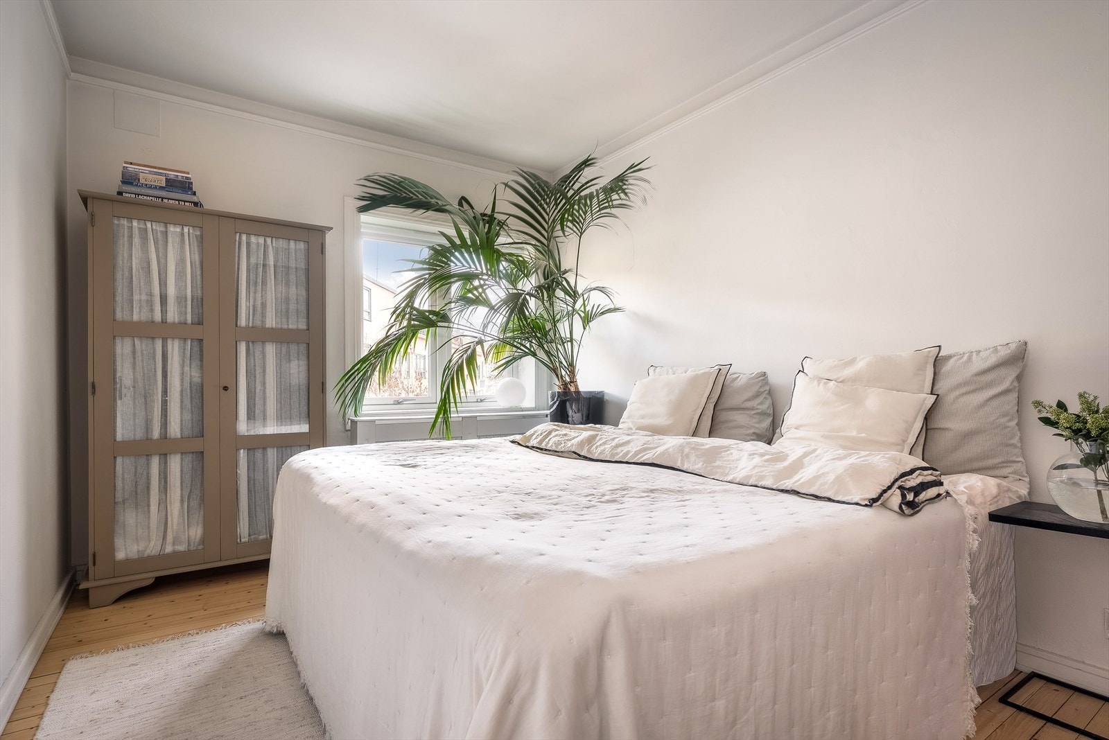 Hovedsoverommet er romslig, med god plass til dobbeltseng og nattbord. Galleribilde