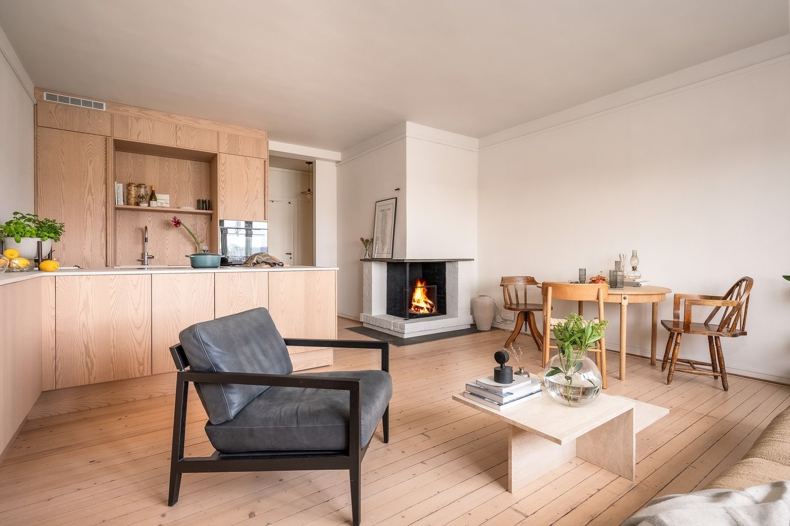 Stuens utforming gir rom for flere sosiale soner. Her kan du kose deg med en rolig sofakveld, eller invitere venner på en bedre middag. Galleribilde