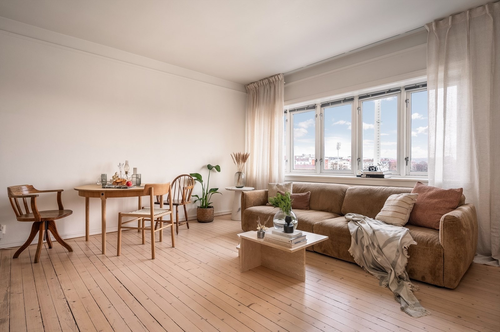 Leiligheten oppleves lys og svært innbydende, beliggende i byggets 5. etasje. Galleribilde