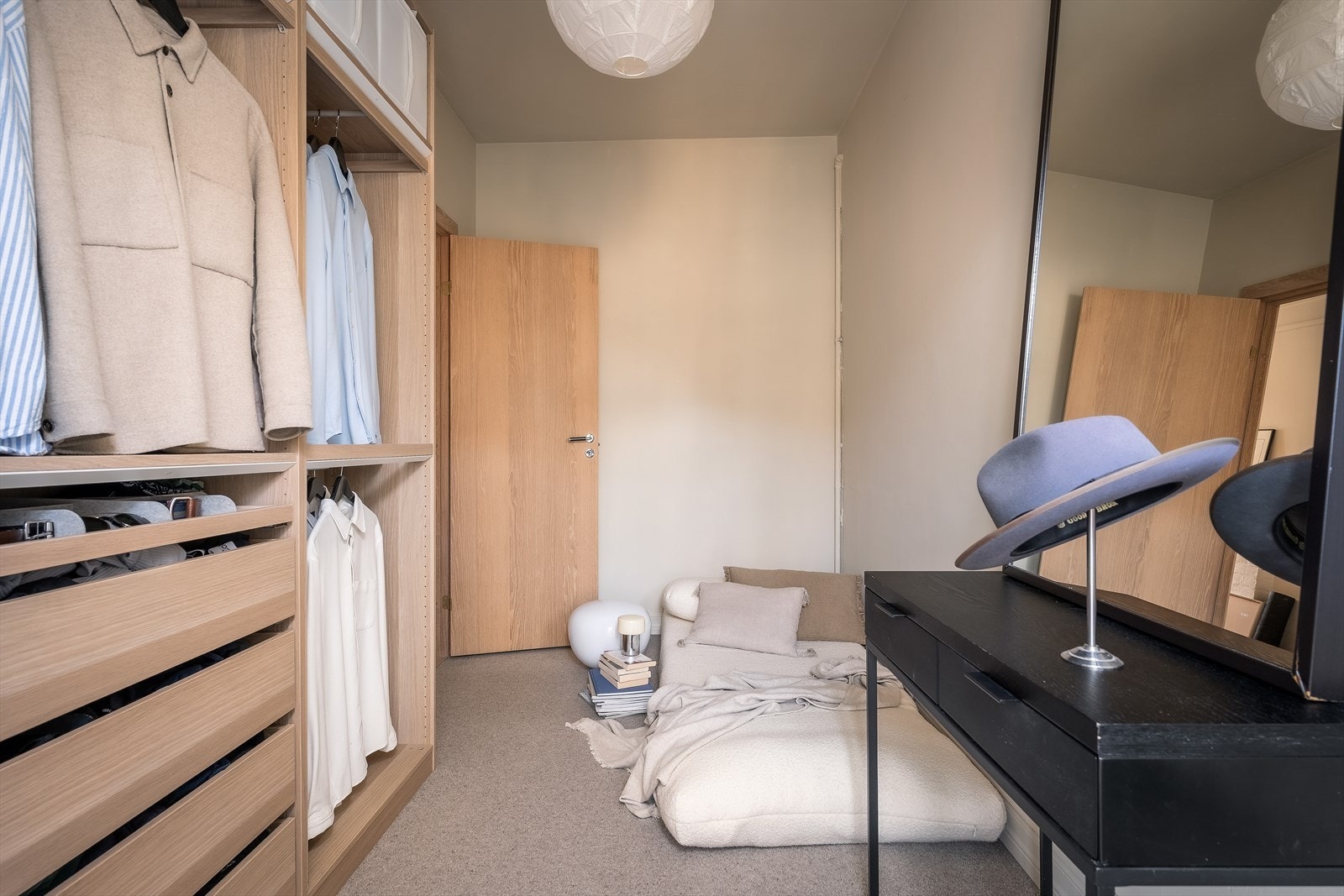 Herfra har du utgang til leilighetens balkong. Galleribilde