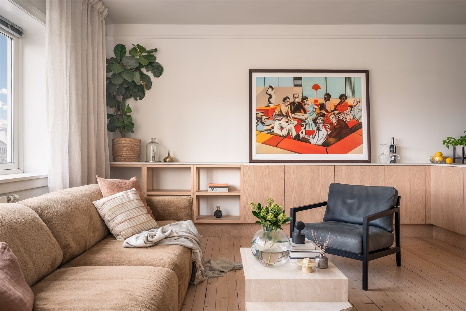 Her er ingenting overlatt til tilfeldighetene! Delikate farge- og materialvalg gir en fantastisk romfølelse. Galleribilde