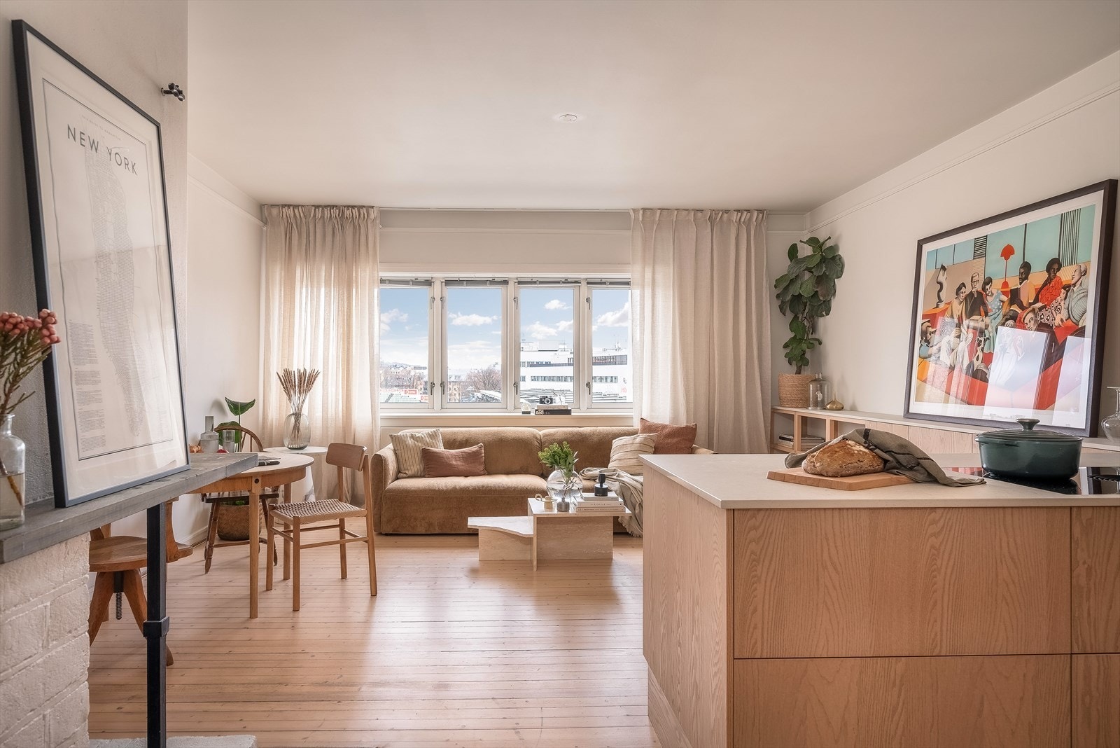 En lys, delikat og gjennomgående leilighet med nydelig lysinnslipp og lekre plassbygde løsninger. Galleribilde