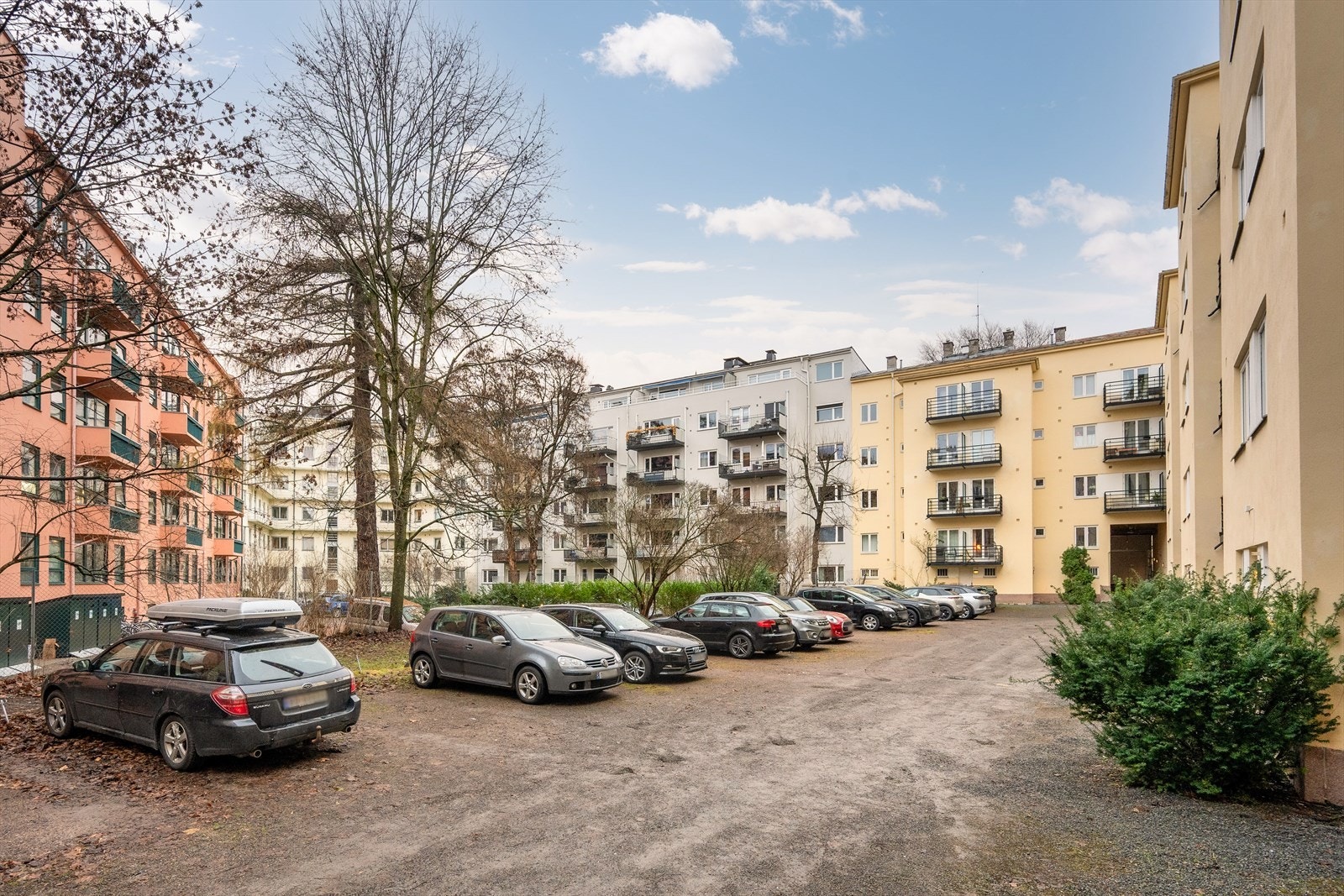 Sameiet har noen parkeringsplasser som leies ut etter venteliste. Galleribilde