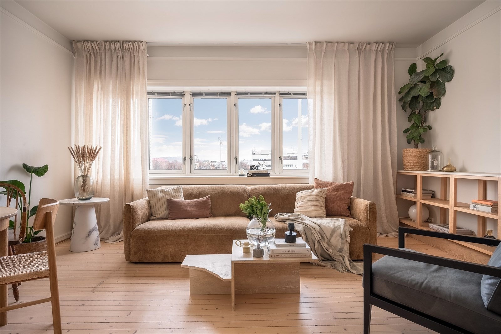 Godt med lysinnslipp fra leiligetens store og mange vindusflater. Galleribilde