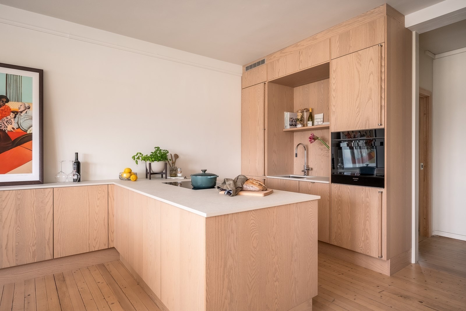 Det påkostede kjøkkenet fra Svane ble satt inn i 2024. Innredningen består av slette finerfronter og kompositt benkeplate. Galleribilde