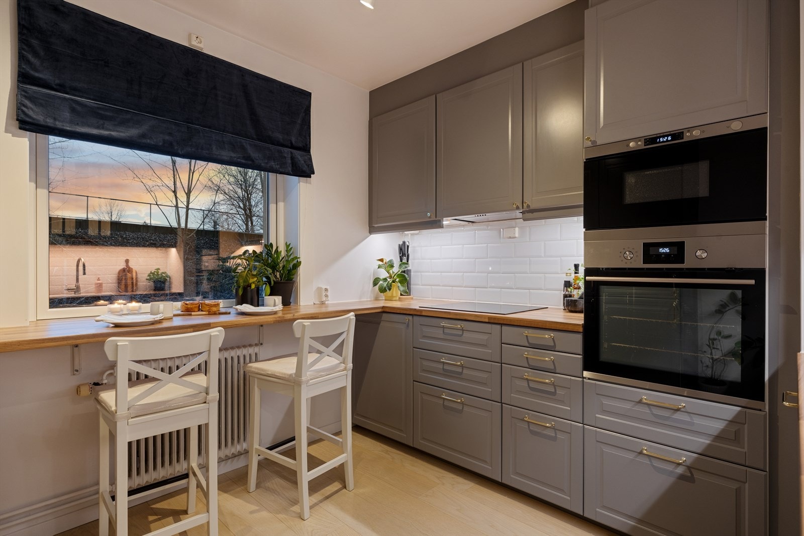 Kjøkkenet er utstyrt med stekeovn, mikrobølgeovn og induksjonstopp. Galleribilde