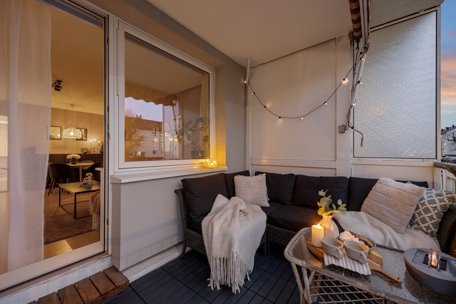 Balkongen er delvis innglasset, noe som gir ly for vær og vind. Galleribilde