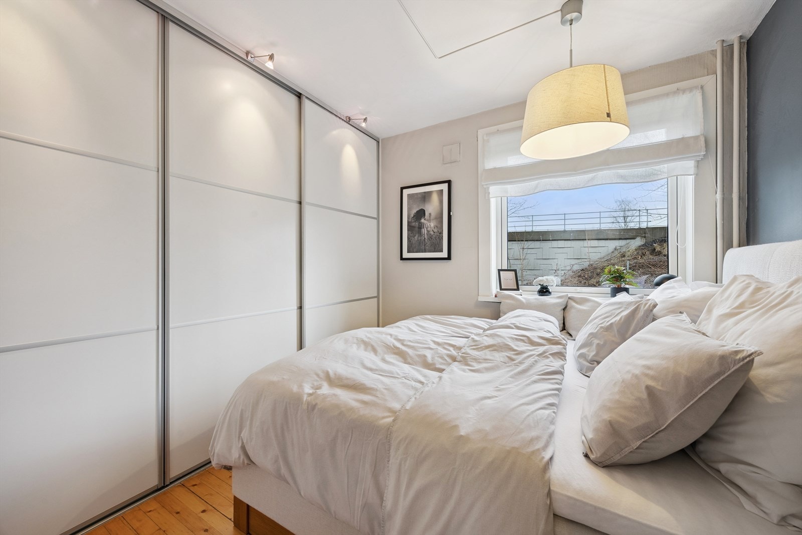 Rommet har god plass til dobbeltseng og tilhørende nattbord. Galleribilde