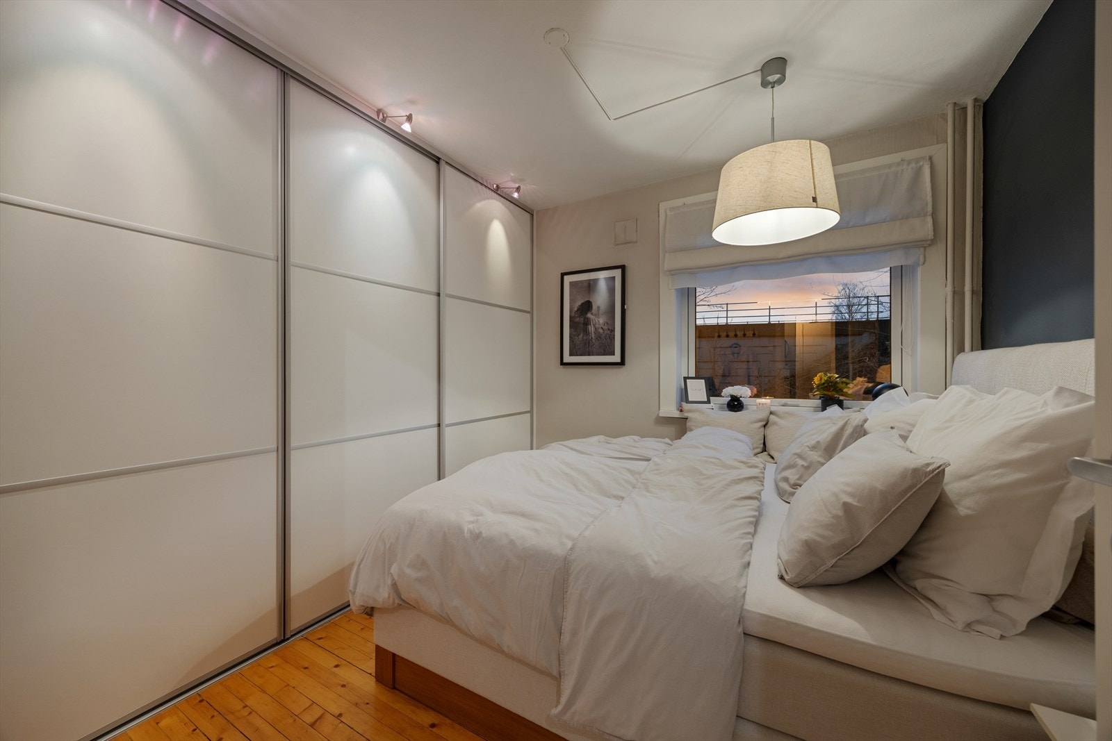 Soverommet har en stor skyvedørsgarderobe som gir rikelig med oppbevaringsplass. Galleribilde