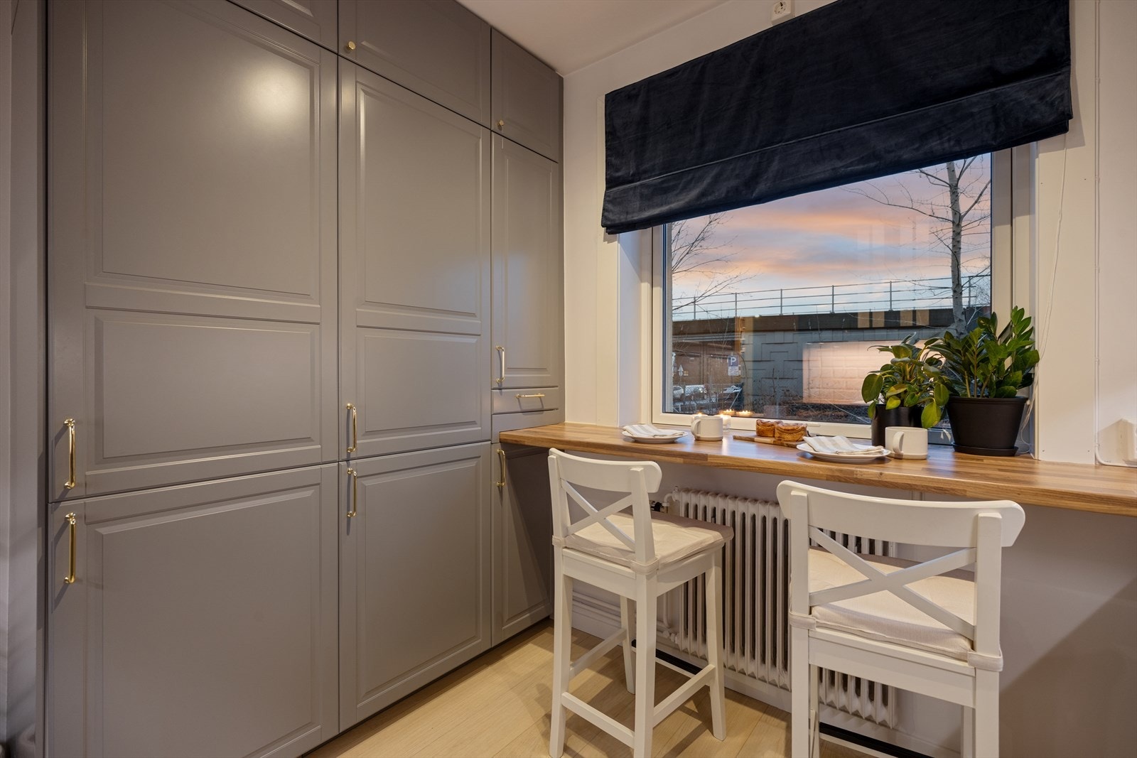 Innredningen er godt utnyttet med rikelig skapplass fra gulv til tak. Galleribilde