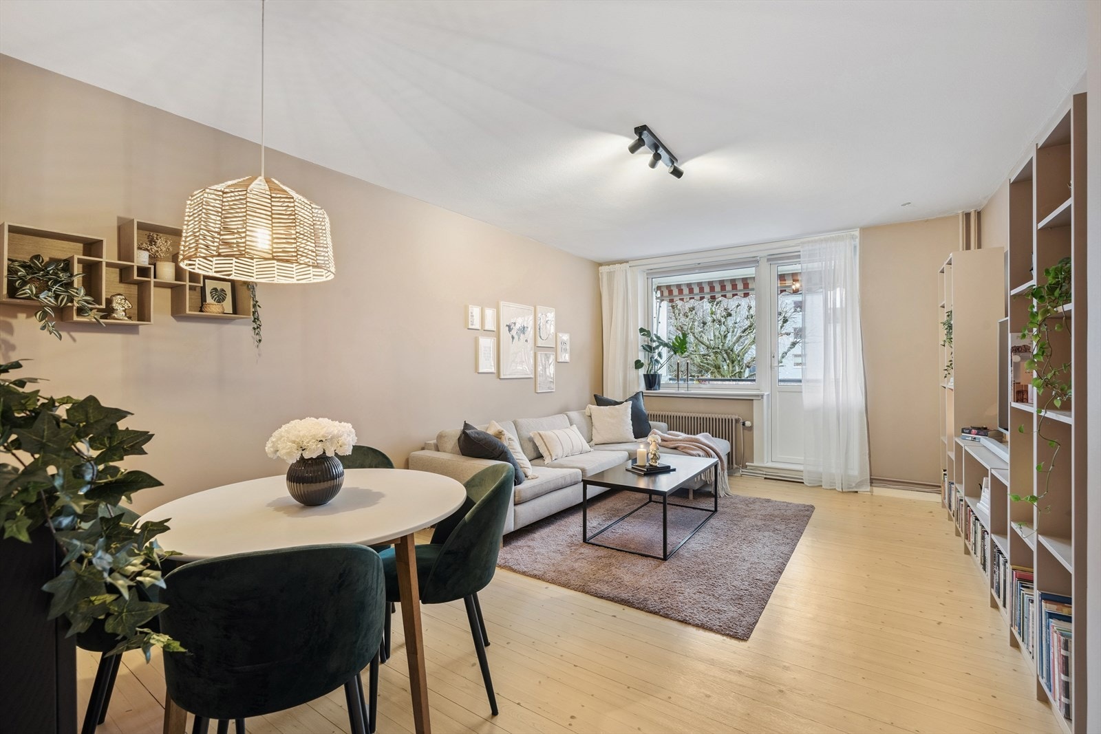 En oversikt over stuen som viser den gode romfølelsen og fleksible møbleringsmuligheter. Galleribilde