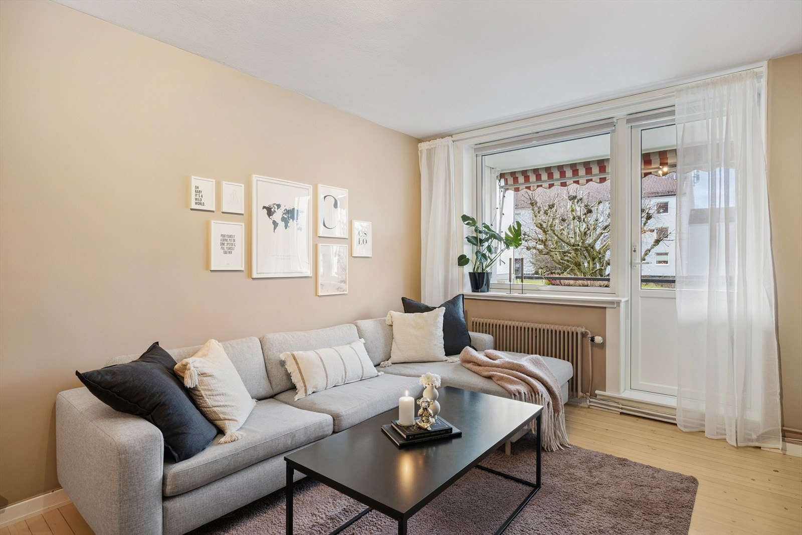 Fra stuen er det direkte utgang til vestvendt balkong. Galleribilde