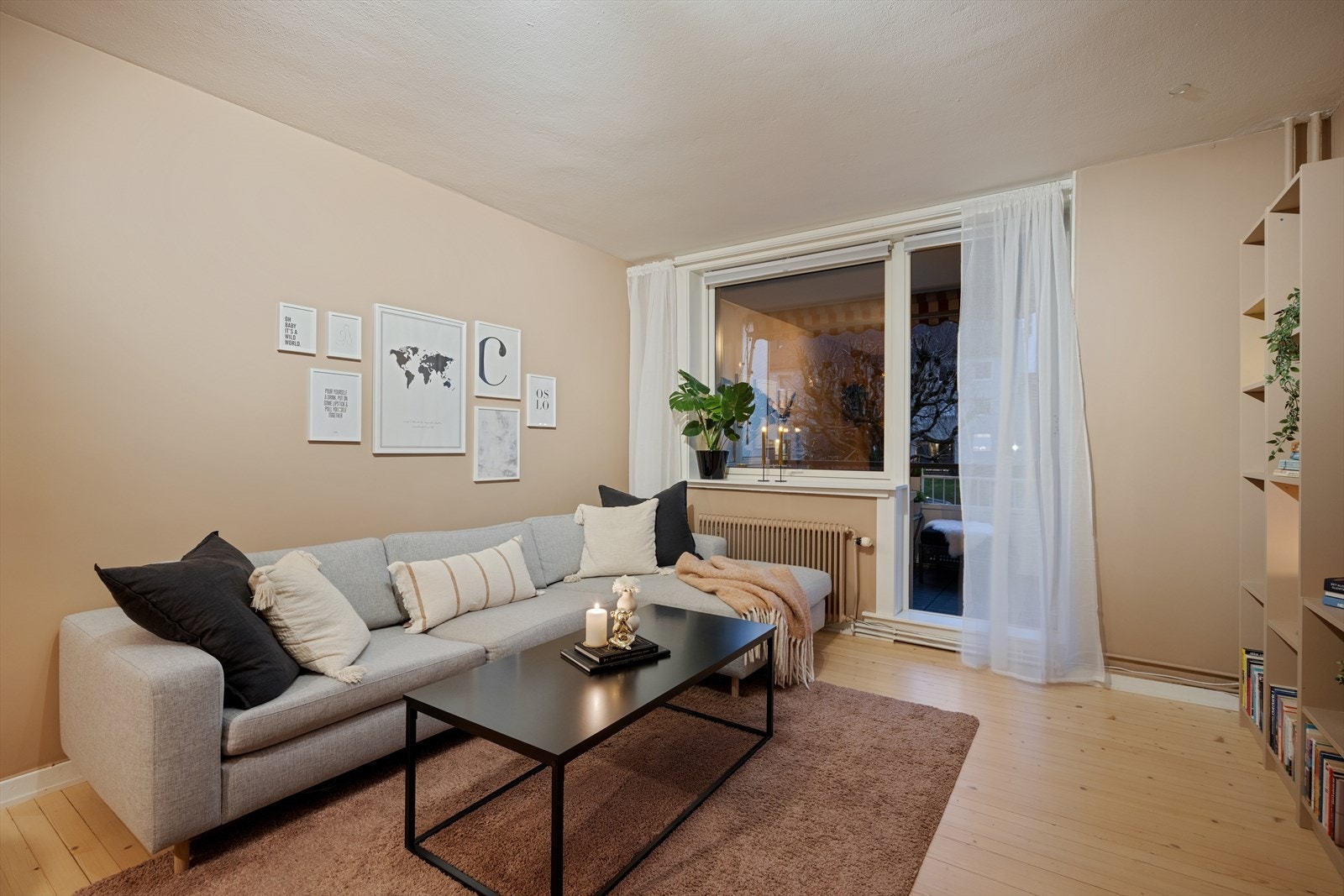 Rommet er enkelt å møblere, med god plass til en større sofagruppe. Galleribilde