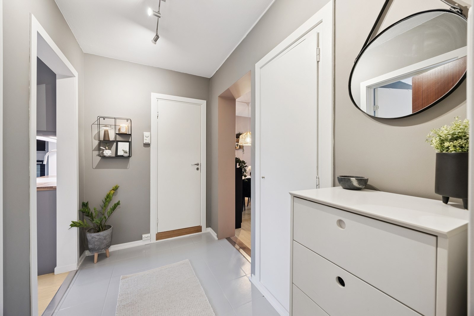 Du ønskes velkommen inn i en lys entré som gir tilgang til alle rom i boligen. Galleribilde