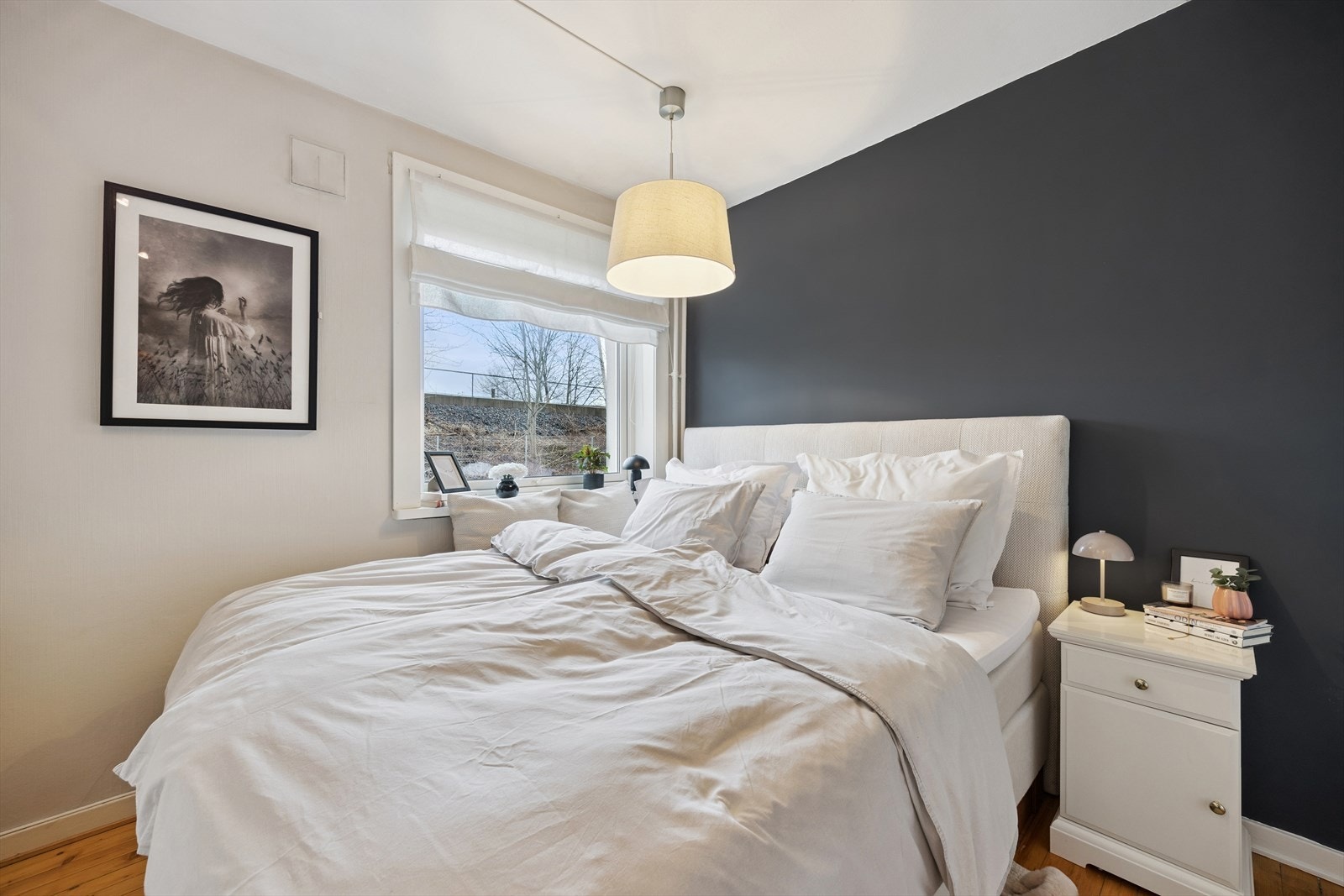 Vinduet vender ut mot et rolig område og slipper inn godt med dagslys. Galleribilde