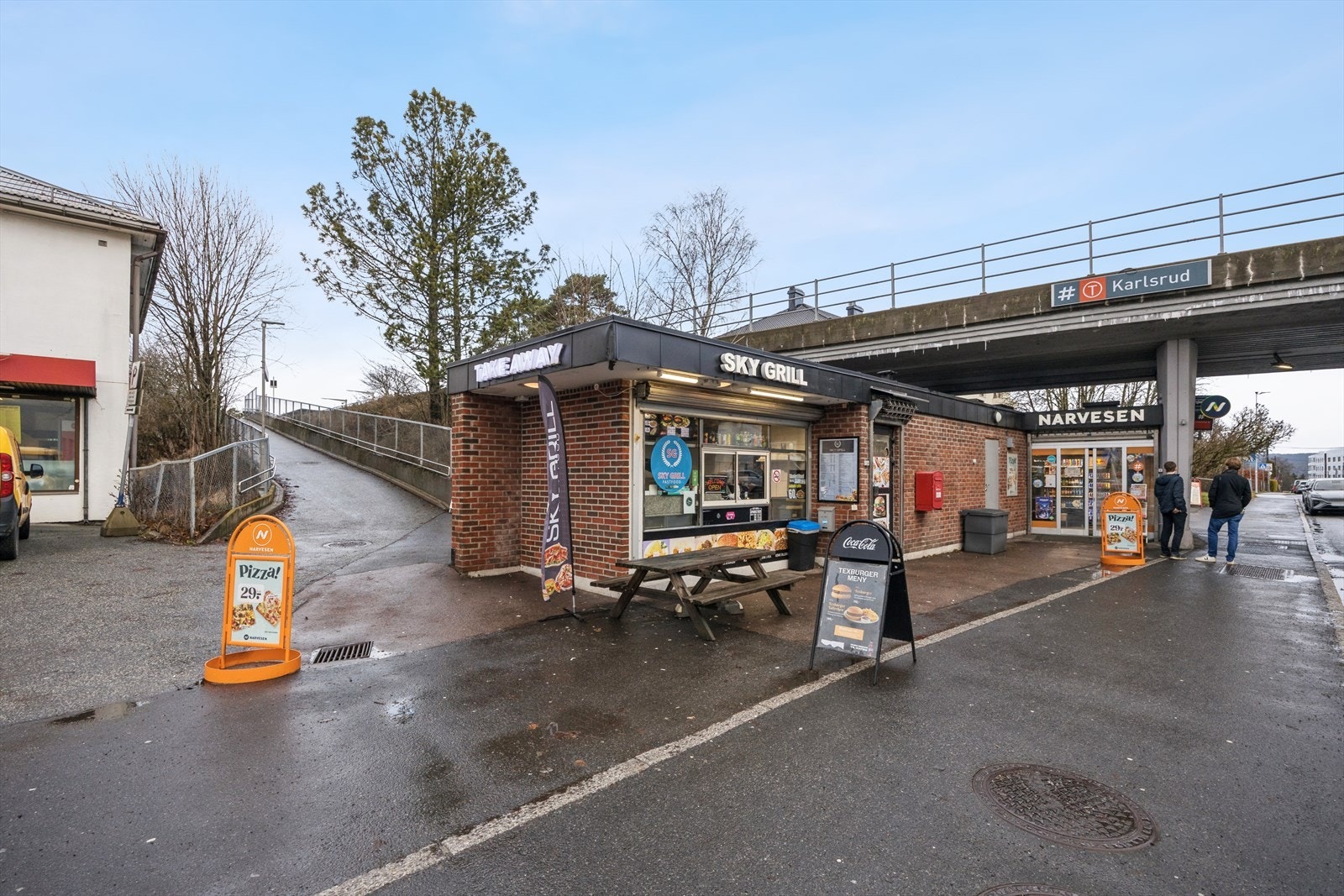 Karlsrud T-banestasjon ligger i umiddelbar nærhet, med hyppige avganger mot sentrum. Galleribilde