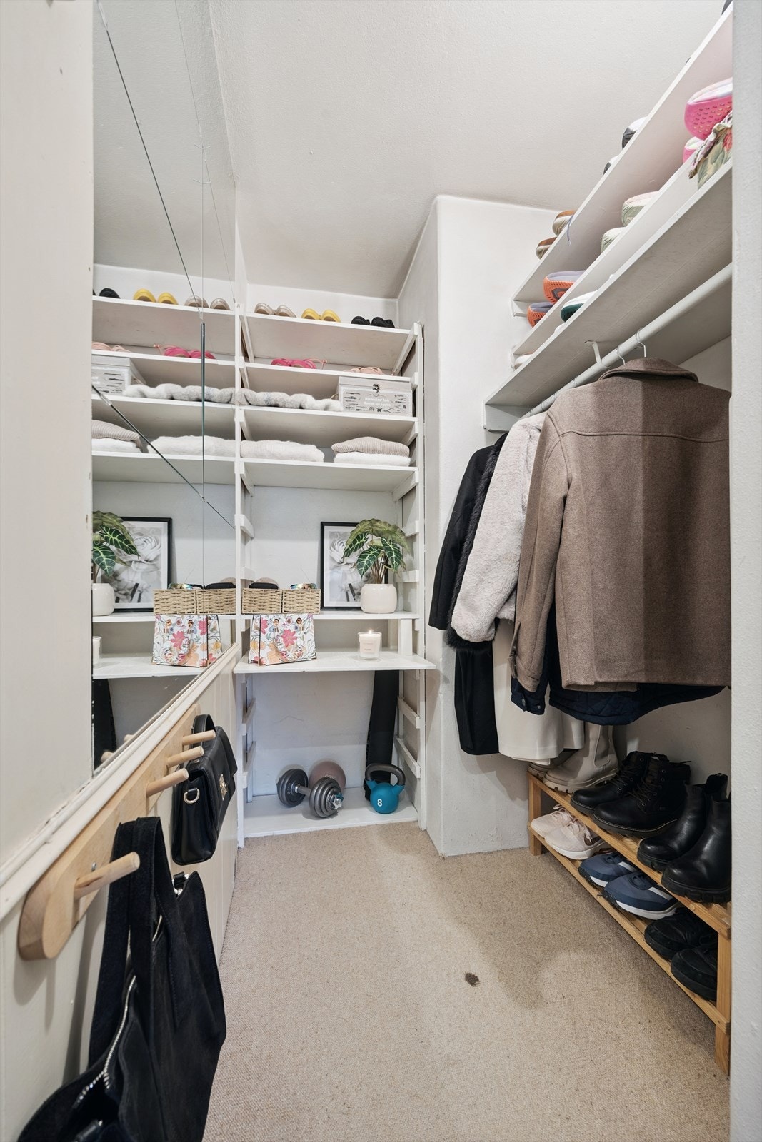 Fra entreen er det inngang til en praktisk walk-in-garderobe med gode oppbevaringsmuligheter. Galleribilde