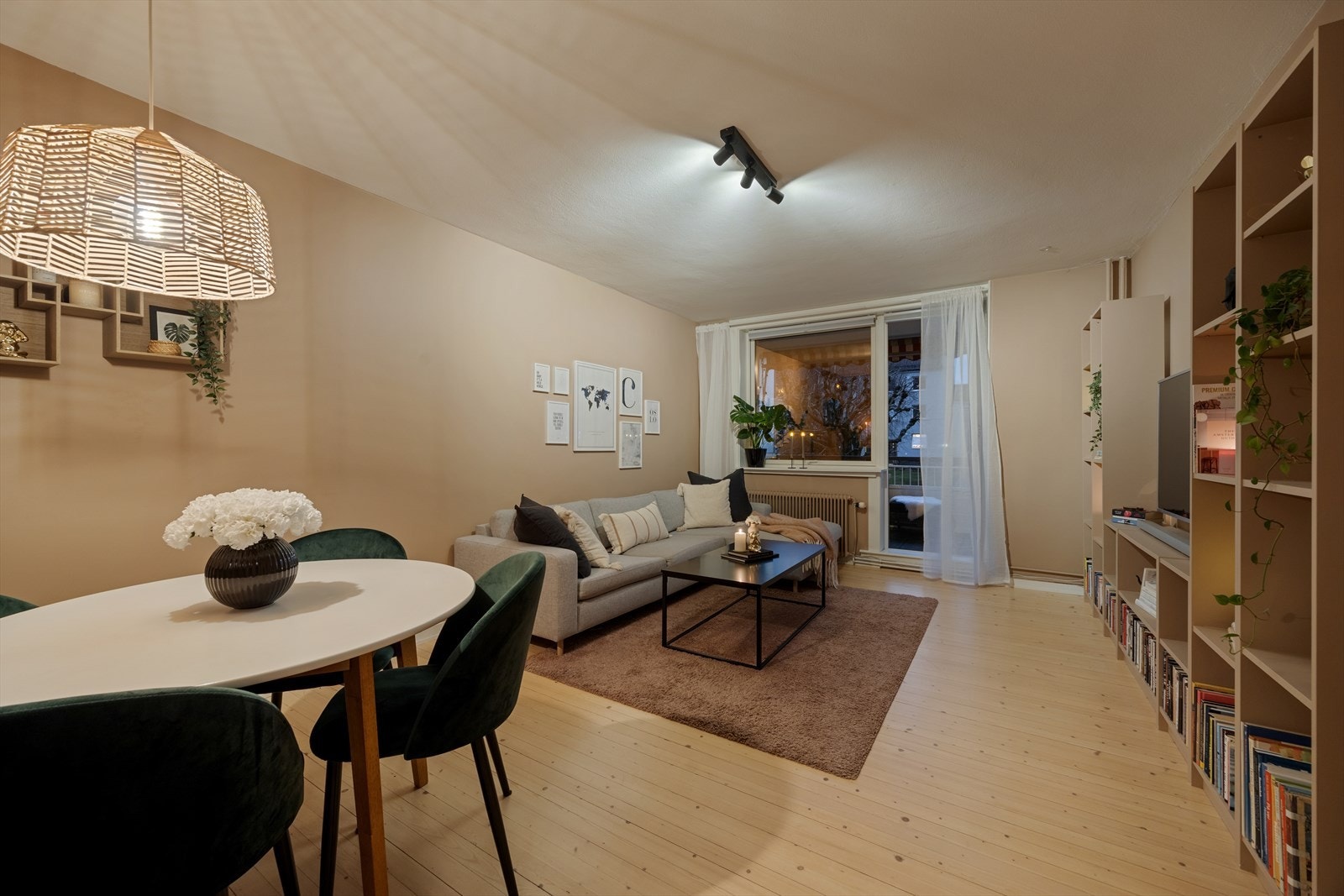 Leiligheten har en romslig stue med plass til både sofagruppe og spisebord. Galleribilde